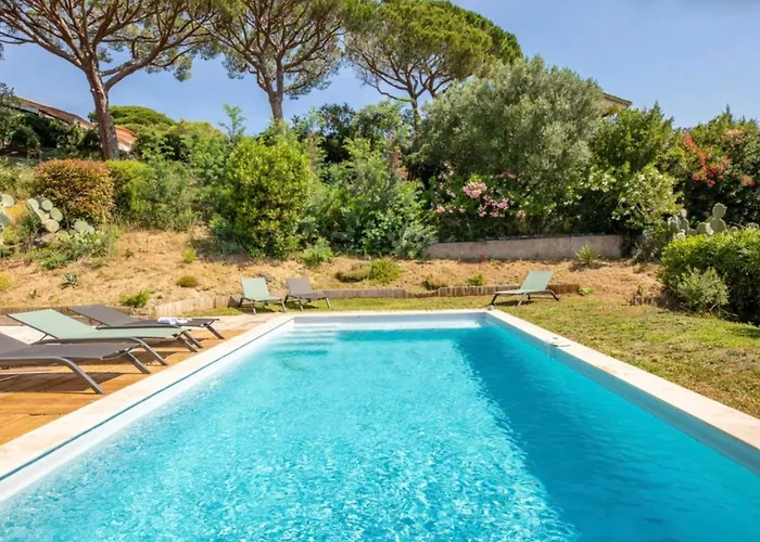 Spacious House With Pool In Σαιντ-Μαξίμ