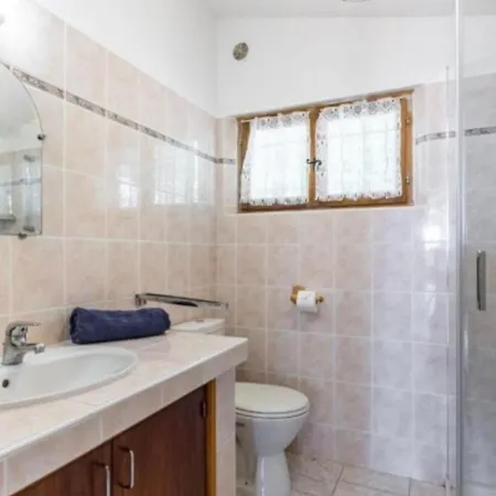Maison Spacieuse Avec Piscine à Hébergement de vacances