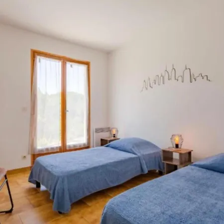 Maison Spacieuse Avec Piscine à Hébergement de vacances *