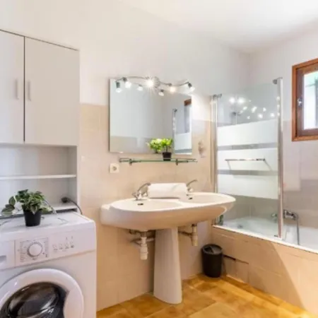Maison Spacieuse Avec Piscine à Hébergement de vacances