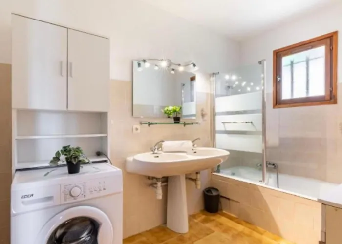 Spacious House With Pool In Nyaraló